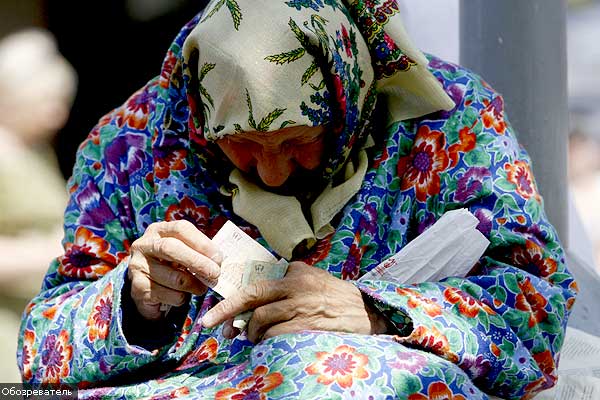 Покидающие страну люди не хотят оставаться даже без мизерных пенсий. Фото с сайта ric.ua