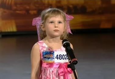 Маленькая Диана верит в свой успех. Фото из видео выступления. 