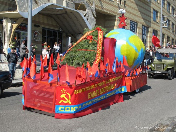 Новость - События - Днепропетровцы возложили цветы к Монументу Вечной Славы