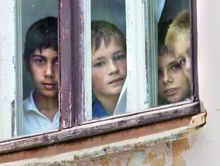 Часто сиротам, которые уже не могут оставаться в детском доме, просто некуда пойти. Фото с сайта novayagazeta.spb.ru