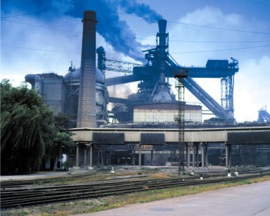 Сотни заводов ежедневно выбрасывают в атмосферу вредные вещества. Фото с сайта chernomorets.odessa.ua
