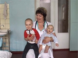 Детей, который три часа стояли под дождем, пришлось отправить в больницу. Фото с сайта kp.ua