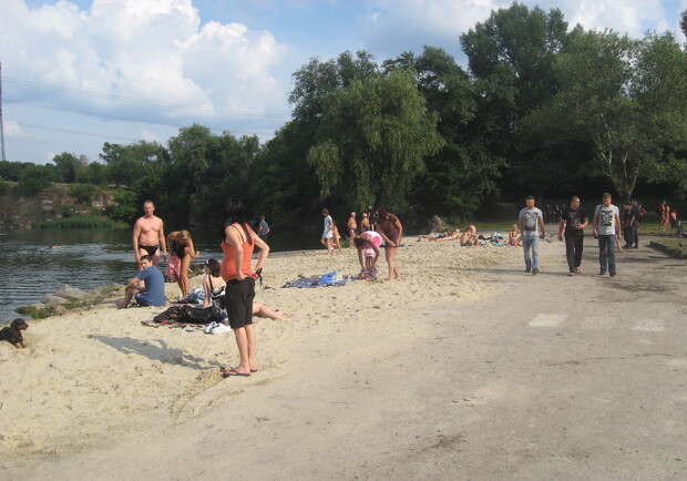 Первые гости пляжа не стеснялись и начали купаться еще до официального открытия.  Фото Романа Корнева