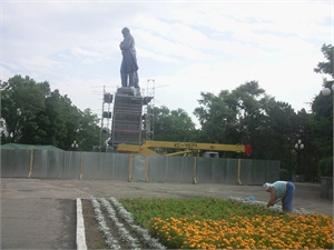 Памятник реставрируют добротно и вокруг наведут красоту. Фото Марии Яшиной. Фото с сайта kp.ua