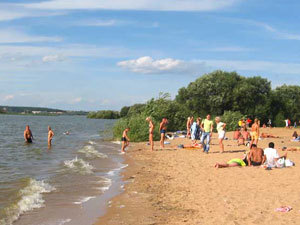 Пляжи Днепропетровска понемногу наполняются людьми. 
Фото с сайта kp.ua