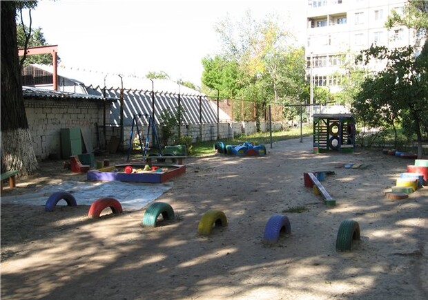 Жители двора на  Желваковского сделали своим детям поистине сказочную площадку. Фото Виктории Жуковой