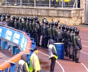 Сражения между командами фанов на Евро-2012 будут усмирять грамотные милиционеры. Фото с сайта news.nswap.info