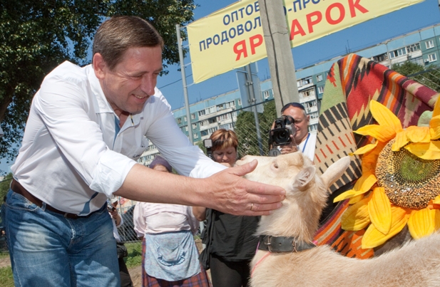 Зам. губернатора присматривался к козе, а купил – капусту. Фото Николая Заднипровского