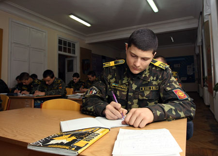 Не прошел по конкурсу? Получить образование бесплатно тебе поможет армия. Фото с сайта kp.ua