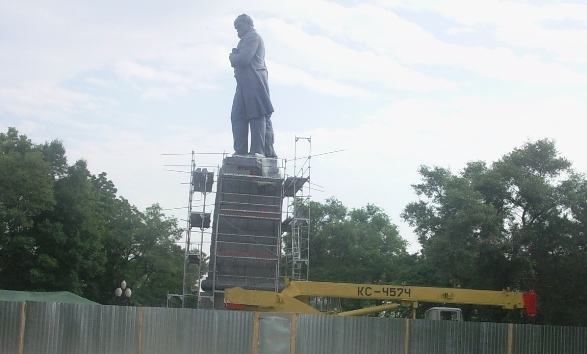 Рабочие боятся пилить памятник наобум. Фото с сайта kp.ua