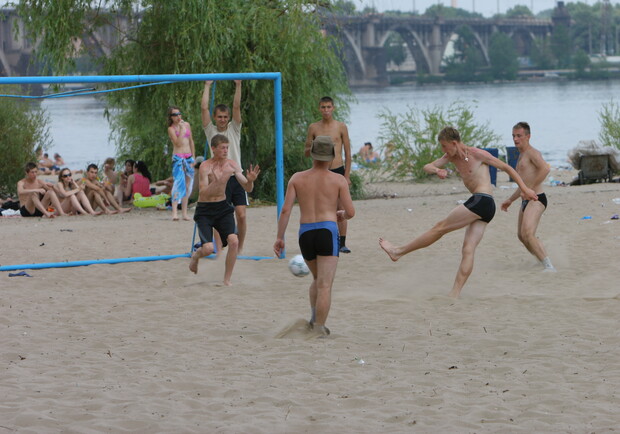 Если купаться прохладно, можно поиграть в волейбол или футбол на песке. Фото с сайта kp.ua