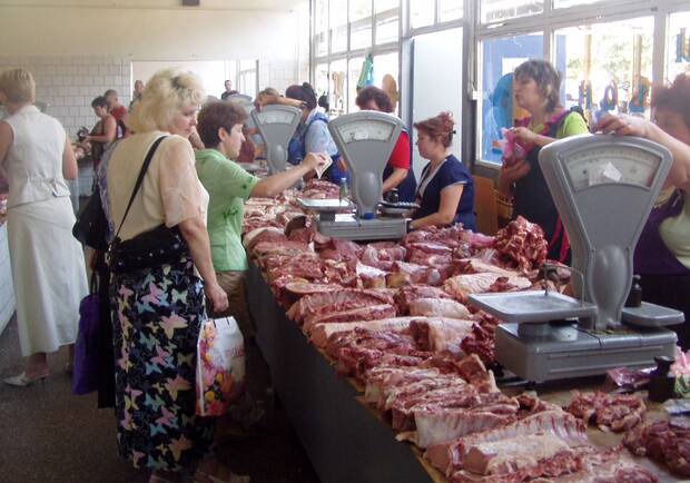В мясных рядах на рынках оживление, но покупают в основном курятину. Фото с сайта kp.ua