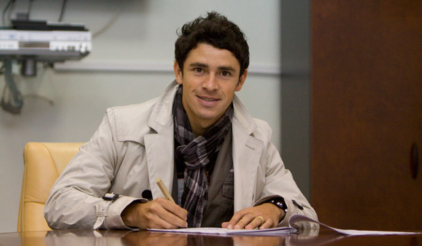 Самый дорогой футболист "Днепра" Джулиано подписывает свой контракт с клубом. Фото с сайта 11na11.com