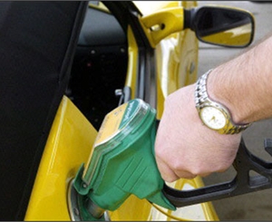Заправить машину хорошим бензином по-прежнему дорого. Фото с сайта xauto.com.ua 