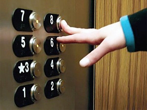 Раскурочивают в первую очередь кнопки лифтов, а затем и кабели. Фото с сайта kp.ua