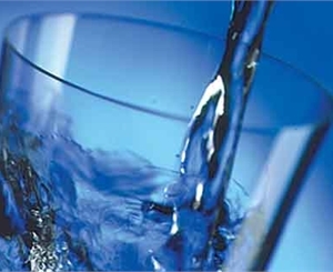 Вода из крана давно не считается питьевой. Фото с сайта altaypressa.ru 