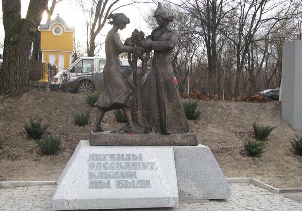 Памятник в честь 90-летия Комсомола Днепропетровщины. Фото с сайта tourdnepr.com