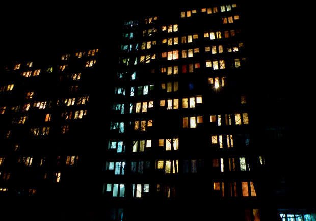 Для того, чтобы в доме был свет жителям общаги нужно за 4 дня погасить долг в 16 тысяч гривен. Фото с сайта panoramio.com
