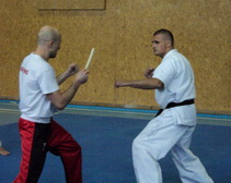 Спортсмены сражались на деревянных ножах. Фото с сайта kp.ru