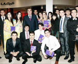 Студенты и президент. Фото с сайта avesta.tj