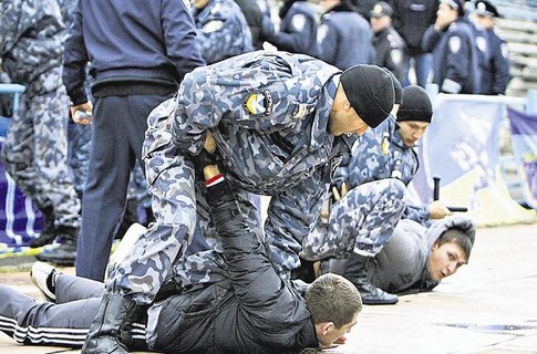 Милиция задерживает фанатов. Фото с сайта fcdnipro.ua