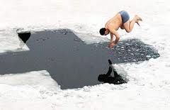 Аномально теплая зима не помешает нырнуть в прорубь на Крещение. Фото с сайта kp.ru