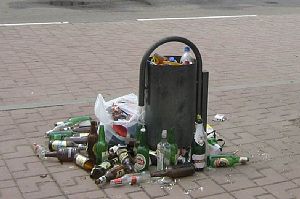 Жителей города будут наказывать за мусор возле урн и объявления на заборе. Фото с сайта odintsovo.info