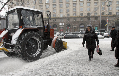 Снегоуборочная техника и дворники будут с утра до утра заниматься расчисткой дорог. Фото с сайта mobispravka.com.ua