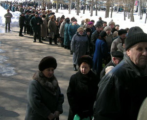 Зимние очереди - причины болезней. Фото с сайта kp.ua