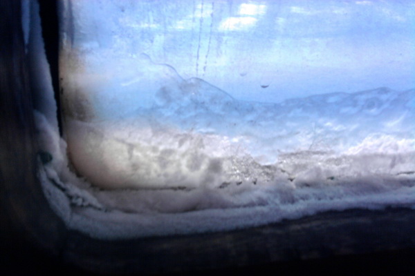 Окна внутри вагона покрыты льдом и снегом. Фото очевидцев