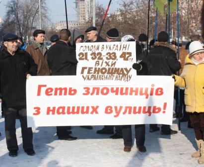 Более 100 днепропетровчан пикетировали горсовет. Фото с сайта dniprograd.org