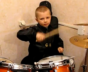 Даня - талантливый восьмилетний ударник. Кадр из видео
