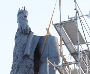 Памятник до сих пор не демонтировали из-за нехватки средств. Фото Дениса Моторина
