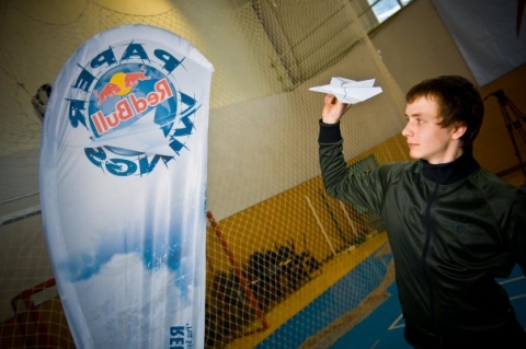 Принять участие в соревнованиях по запуску бумажных самолетиков приглашаются все студенты. Фото с сайта etoday.ru