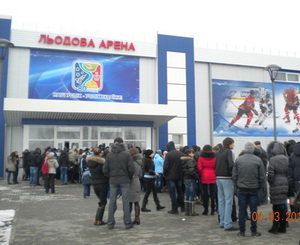 Посетители катка Ледовой арены ждали своей очереди на улице. Фото с сайта dnepr.comments.ua