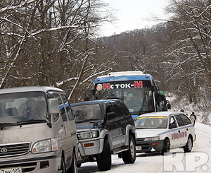 На помощь застрявшим бросились гаишники и врачи. Фото с сайта kp.ru