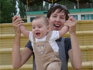 Пострадавшая от взрыва Ксения с маленьким сыном. Фото: "Одноклассники"