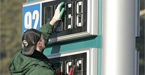 Эксперты утверждают, что скоро топливо упадет в цене. Фото с сайта nikinform.com