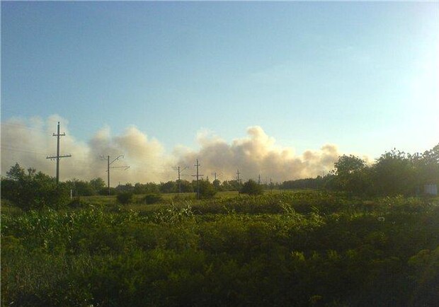Пожарным пришлось засыпать огонь землей. Фото: gorod.dp.ua