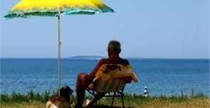 Отправляясь на пляж, не забудьте солнцезащитное средство. Фото с сайта sxc.hu