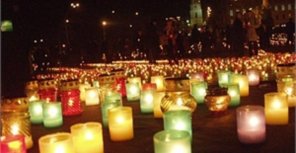 Зажженная свеча – символ этого дня. Фото: dp.kp.ua