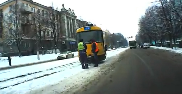 В Днепропетровске трамвай сошел с рельс. Кадр из видео