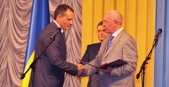 Азаров и Вилкул поздравляют Ковалева с Днем госслужбы. Фото: tourdnepr.com