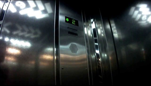 Заходишь в лифт – из динамика звучит таинственный голос. Фото: Олег КЛИМОВ
