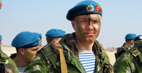 Голубые береты отмечают профессиональный праздник. Фото: news.mail.ru