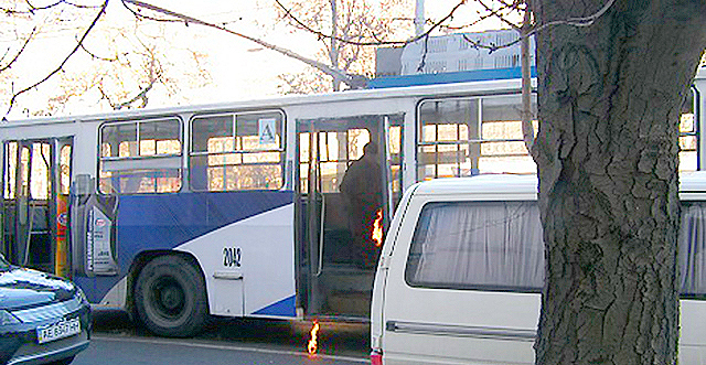 Троллейбус чинят факелами. Фото сайта dnepr.comments.ua