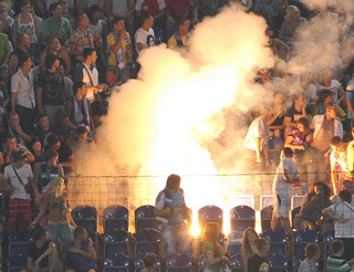 Фаны "Металла" зажгли на "Днепр-арене". Фото с сайта football.ua.