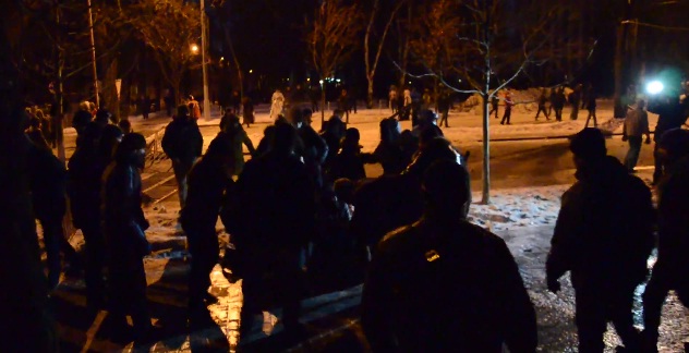 В Днепропетровске бьют людей. Кадр из видео