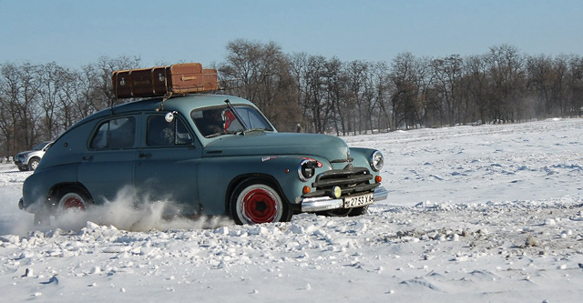 Новость - Спорт - Под Днепропетровском лихачи устроили снежные гонки на ретромашинах