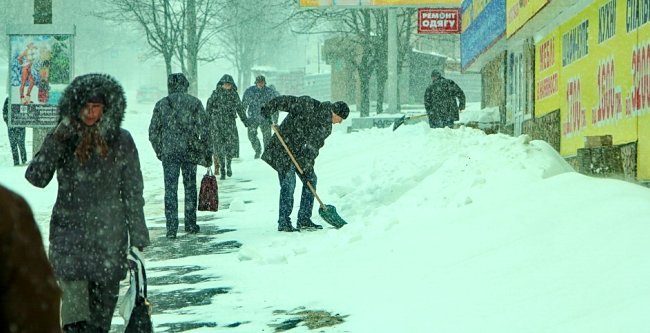 В Днепропетровске воюют со снегом. Фото Дениса Моторина